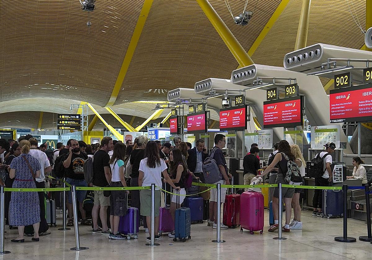 Pasajeros esperando a facturar en el aeropuerto Adolfo Suárez-Madrid Barajas