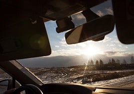 Protege tu coche del sol de forma eficaz con este paraguas para el parabrisas