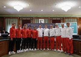 Los miembros de los equipos español y danés se miden en la segunda clasificatoria de la Copa Davis en Marbella.