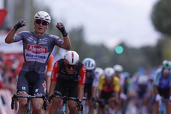 Jasper Philipsen celebra su victoria en Guijuelo.