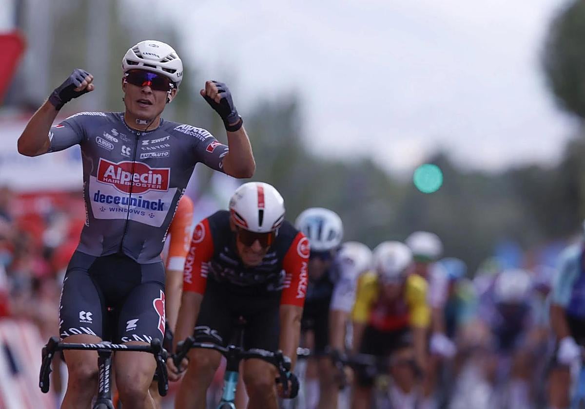 Jasper Philipsen celebra su victoria en Guijuelo.