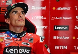 Marc Márquez, atento a los tiempos de sus rivales en Misano.