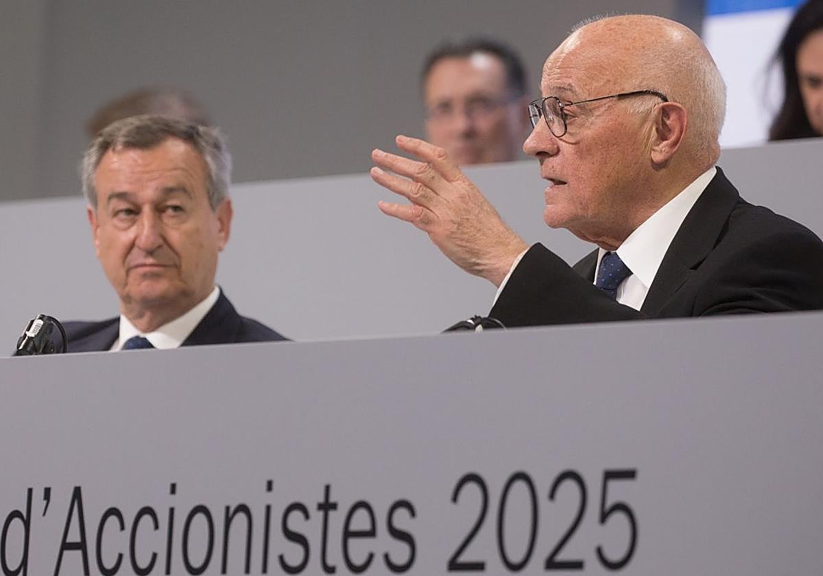 El presidente de Banco Sabadell, Josep Oliu, junto al consejero delegado del banco, César González-Bueno.