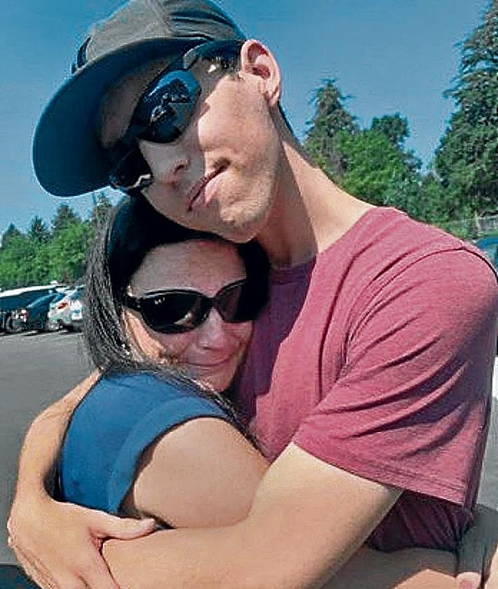 Imagen secundaria 2 - Tyler Robinson, en una combinación de imágenes.