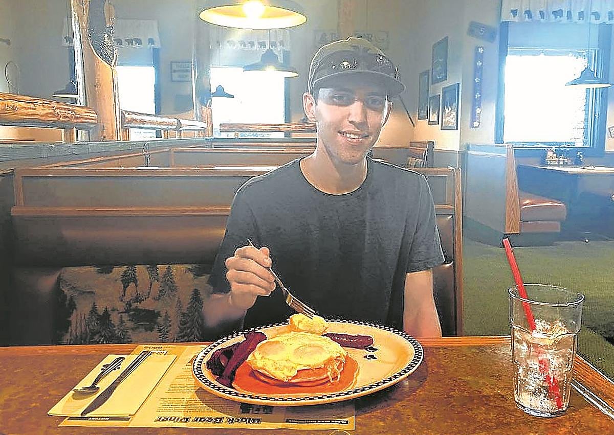 Imagen secundaria 1 - Tyler Robinson, en una combinación de imágenes.