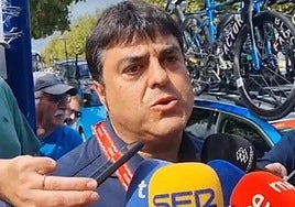 Óscar Guerrero, director del equipo Israel, atiende a la prensa tras la etapa de Bilbao.