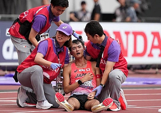 Kawano es atendido por los médicos tras desplomarse en el estadio.