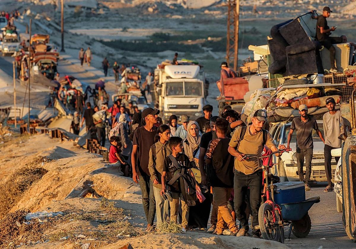 Decenas de personas huyen de Ciudad de Gaza hacia el Sur.