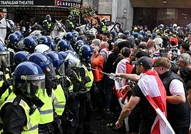 Manifestantes y policías este sábado en Londres.