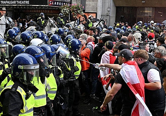 Manifestantes y policías este sábado en Londres.