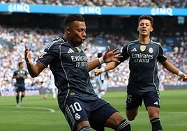 Mbappé celebra su gol en presencia de Arda Güler, autor del segundo tanto del Real Madrid en Anoeta.