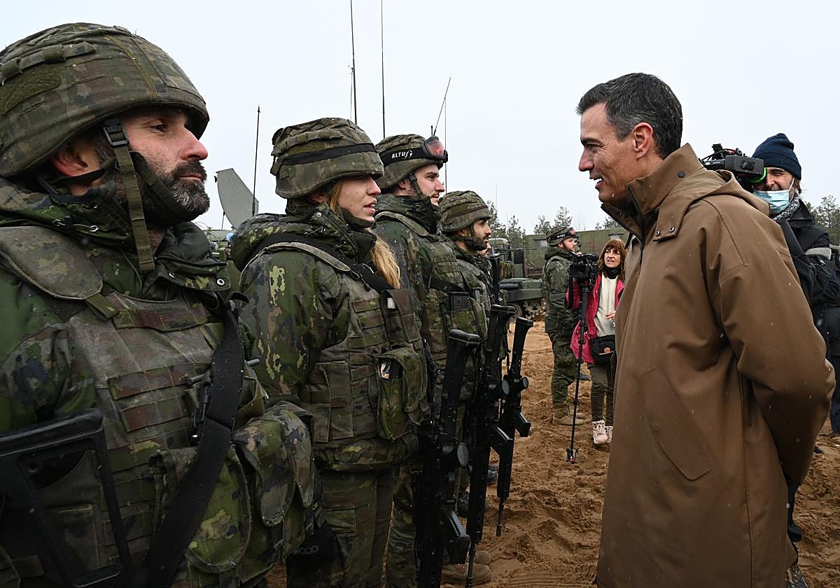 Sánchez, durante una visita a las tropas españolas desplegadas en Letonia.