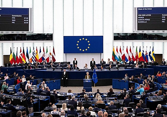 La presidenta de la Comisión Europea, Ursula von der Leyen, al pronunciar su discurso anual sobre el Estado de la Unión, el miércoles en Estrasburgo.