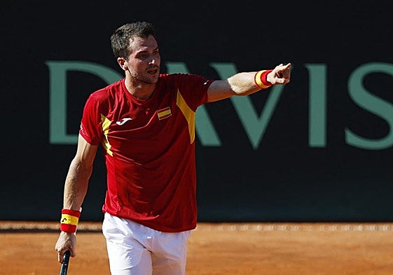 Pedro Martínez señala a la grada tras ganarle un punto a Rune.