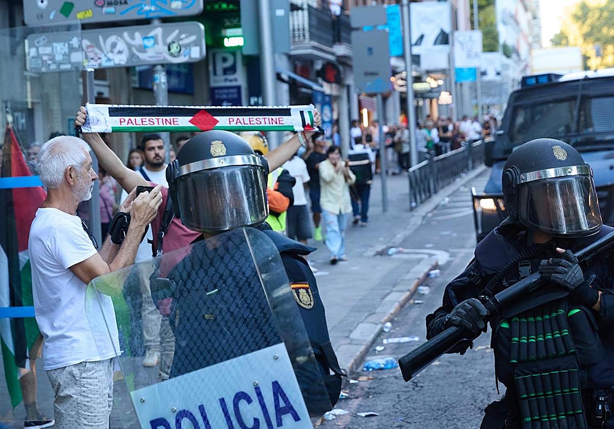 Dos policías, durante una de las cargas en el Paseo del Prado.