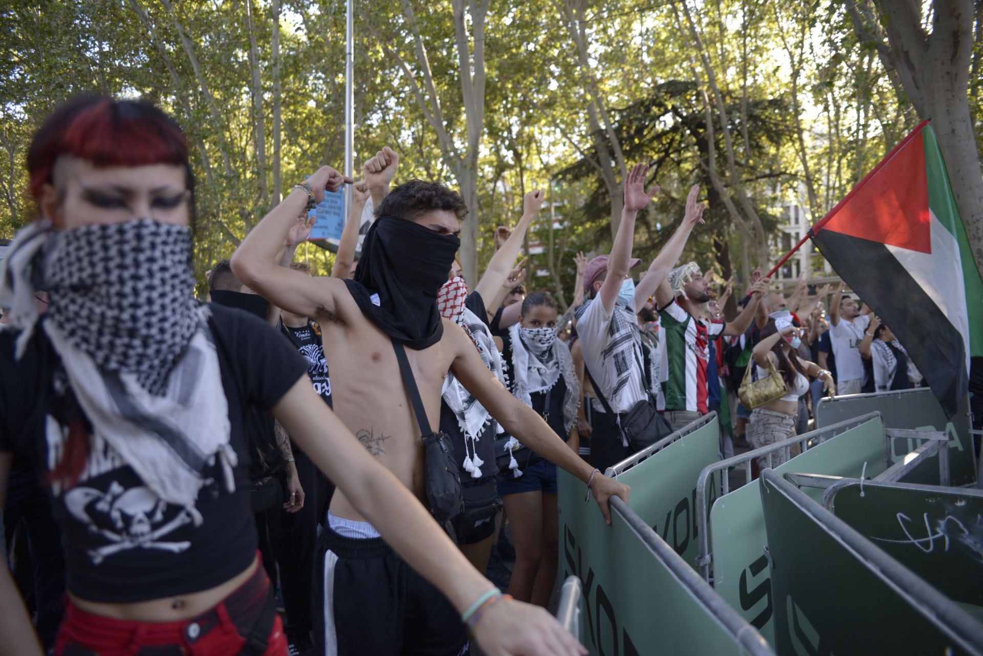 Un grupo de manifestantes, con las caras tapadas, lanzas proclamas a favor de Palestina frente a la Policía