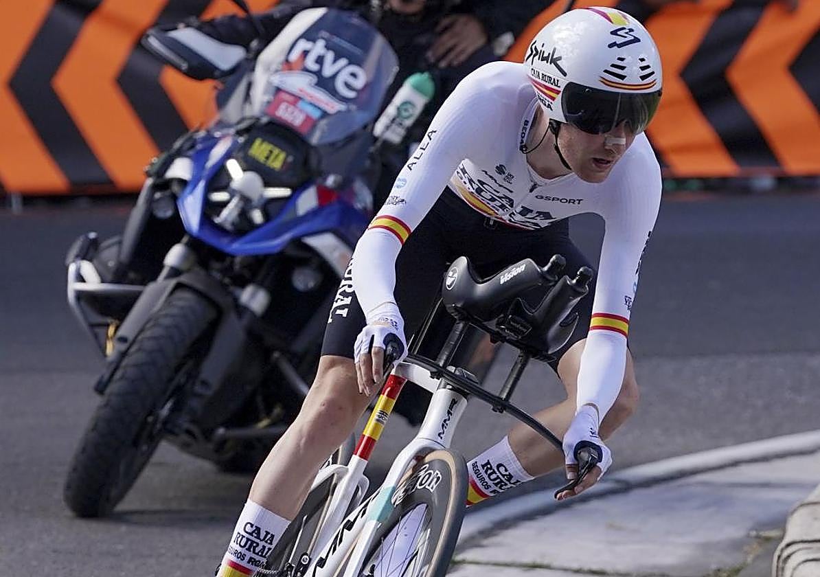 Abel Balderstone, primer español en la general de la Vuelta, durante la contrarreloj de Valladolid.