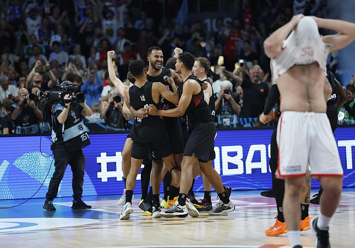 Los jugadores alemanes celebran su victoria ante Turquía en la final de Eurobasket.
