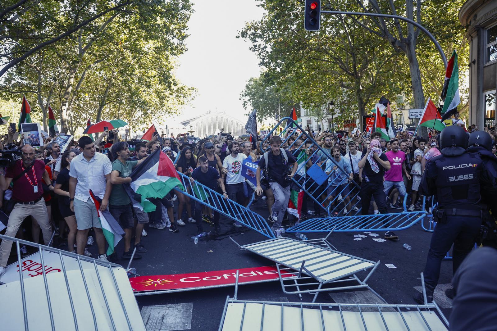 Los manifestantes propalestinos obstruyen el recorrido de los ciclistas en el Paseo del Prado