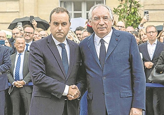 Bayrou (dcha) saluda a su sucesor, Lecornu.