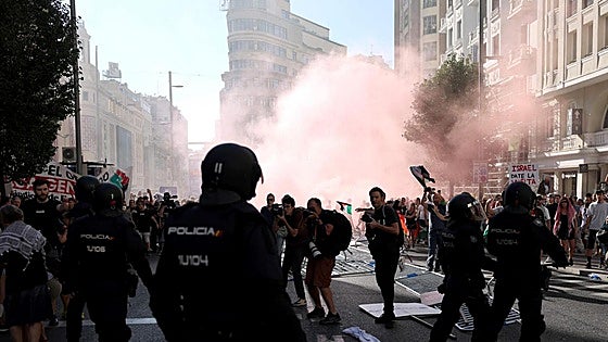 Las manifestaciones y las cargas policiales en la última etapa de la vuelta, en imágenes