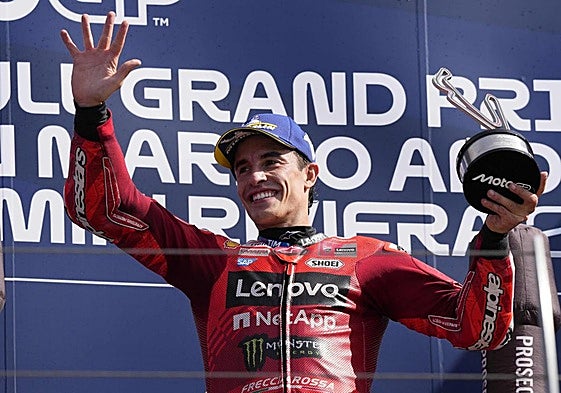 Marc Márquez celebra su triunfo en el Gran Premio de San Marino.