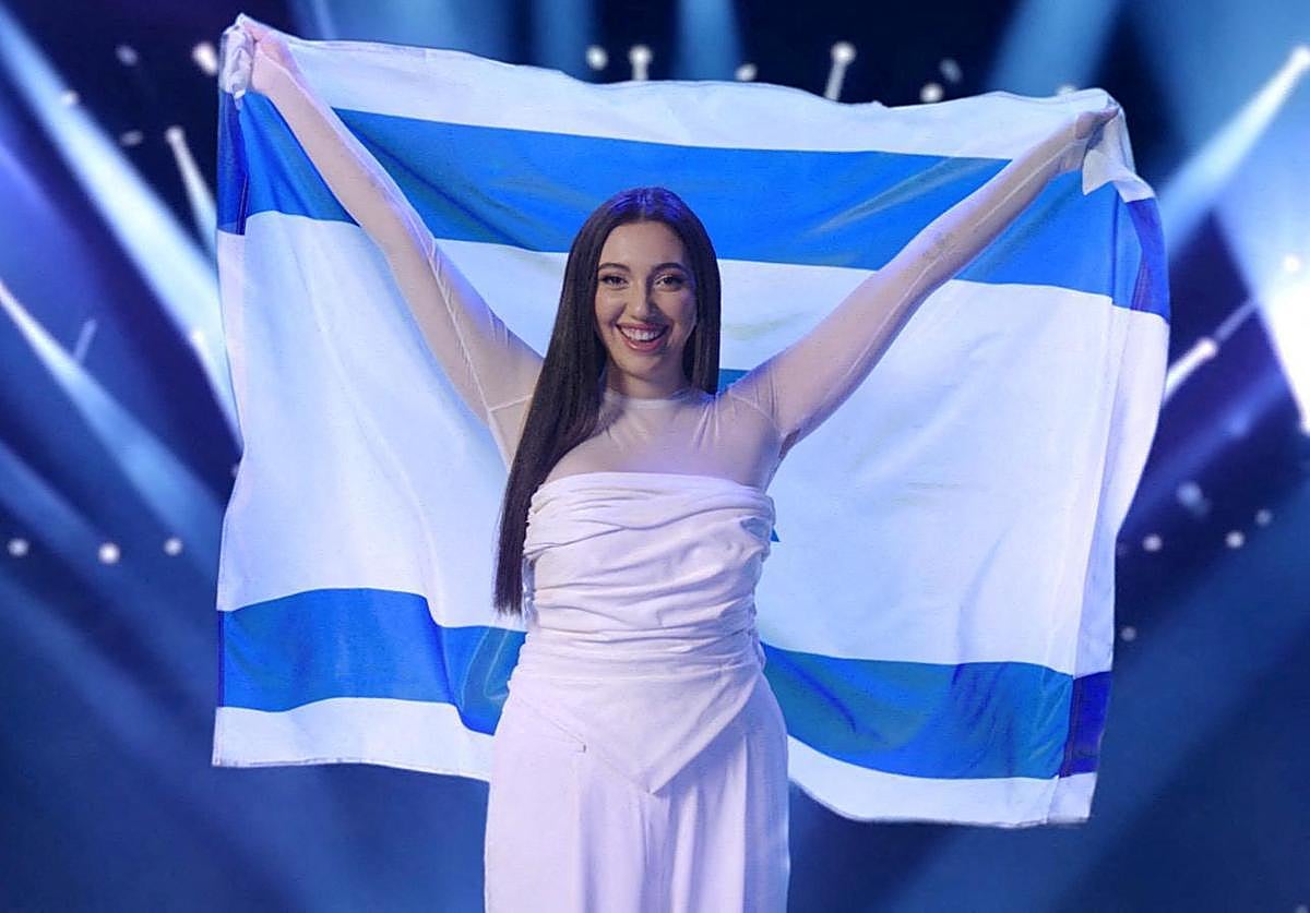 La representante de Eurovisión Yuval Raphael posa con la bandera de su país.