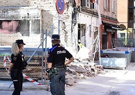 Agentes de la Policía Nacional en en el bar donde se produjo explosión de gas en Vallecas.