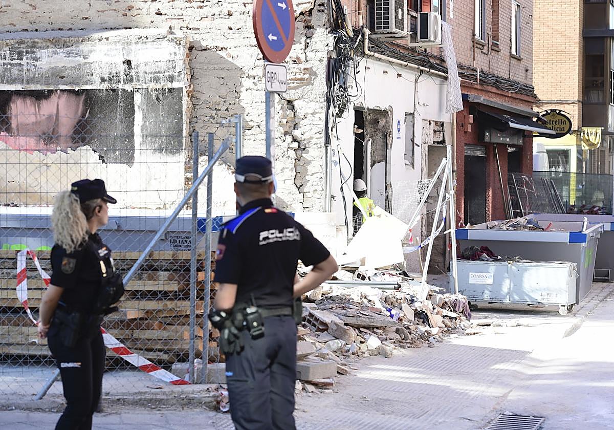 Agentes de la Policía Nacional en en el bar donde se produjo explosión de gas en Vallecas.