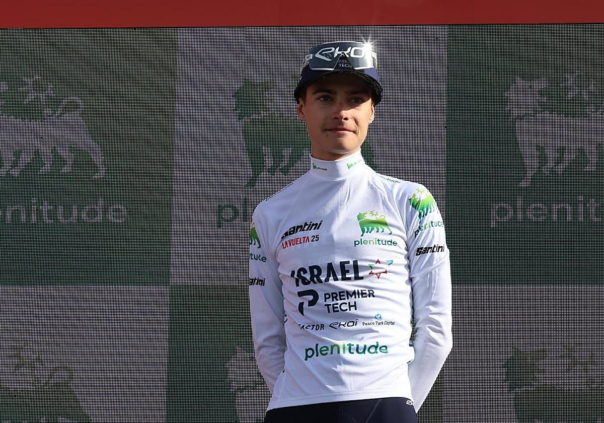 Matthew Riccitello, en el podio de la Bola del Mundo, en la 20ª etapa de la Vuelta.