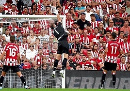 Unai Simón no puede evitar el gol anotado por el Alavés en San Mamés.