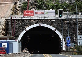 Vehículos circulando por el túnel de Belate, el pasado 18 de junio.