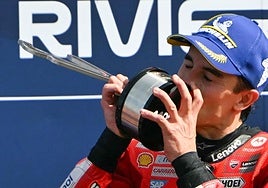 marc Márquez celebra la victoria en el GP de San Marino.