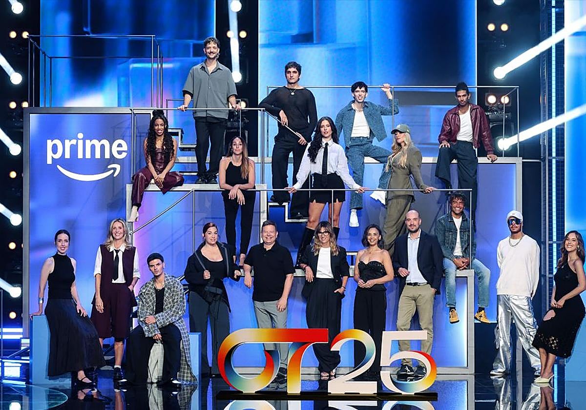 Neomí Galera y Chenoa, en el centro, junto al resto de responsables y concursantes de 'Operación Triunfo 2025'.