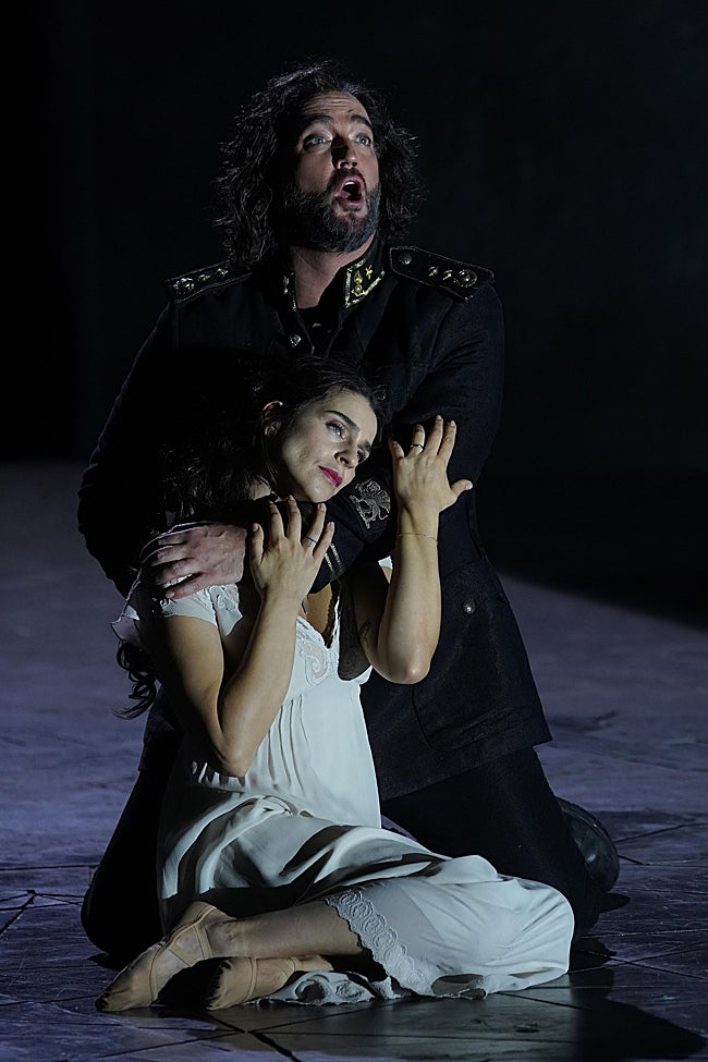 Los protagonistas de la magistral ópera de Verdi, Asmik Grigorian (Desdémona), Brian Jagde (Otello) en escena.