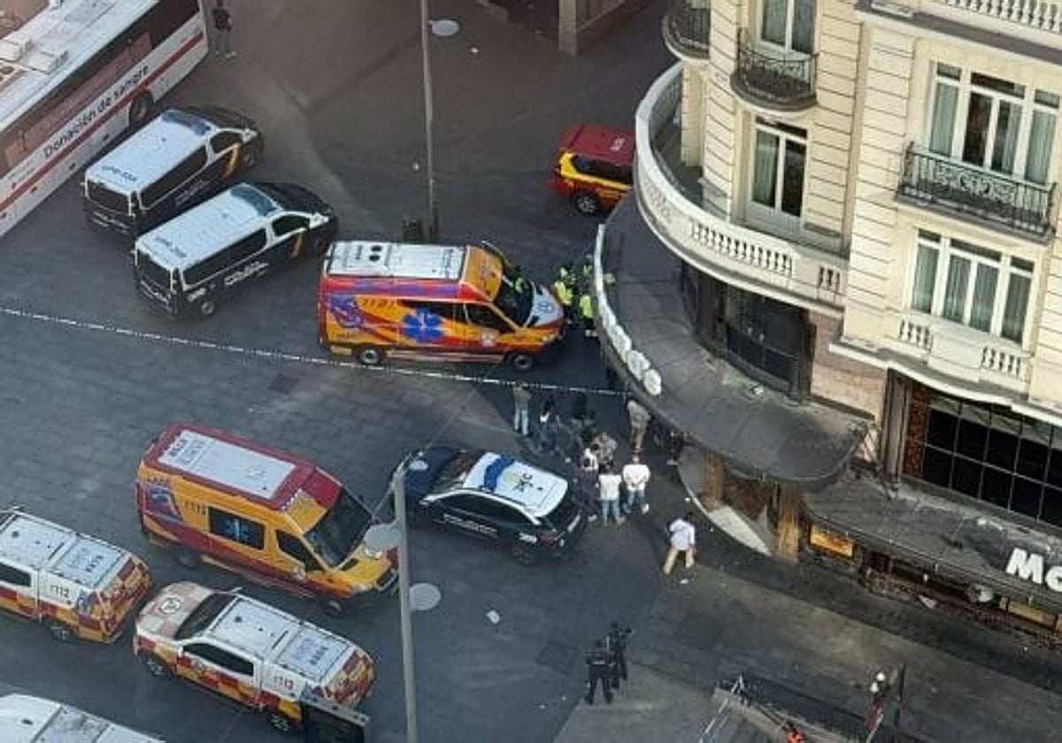 Imagen del despliegue policial en las inmediaciones del edificio