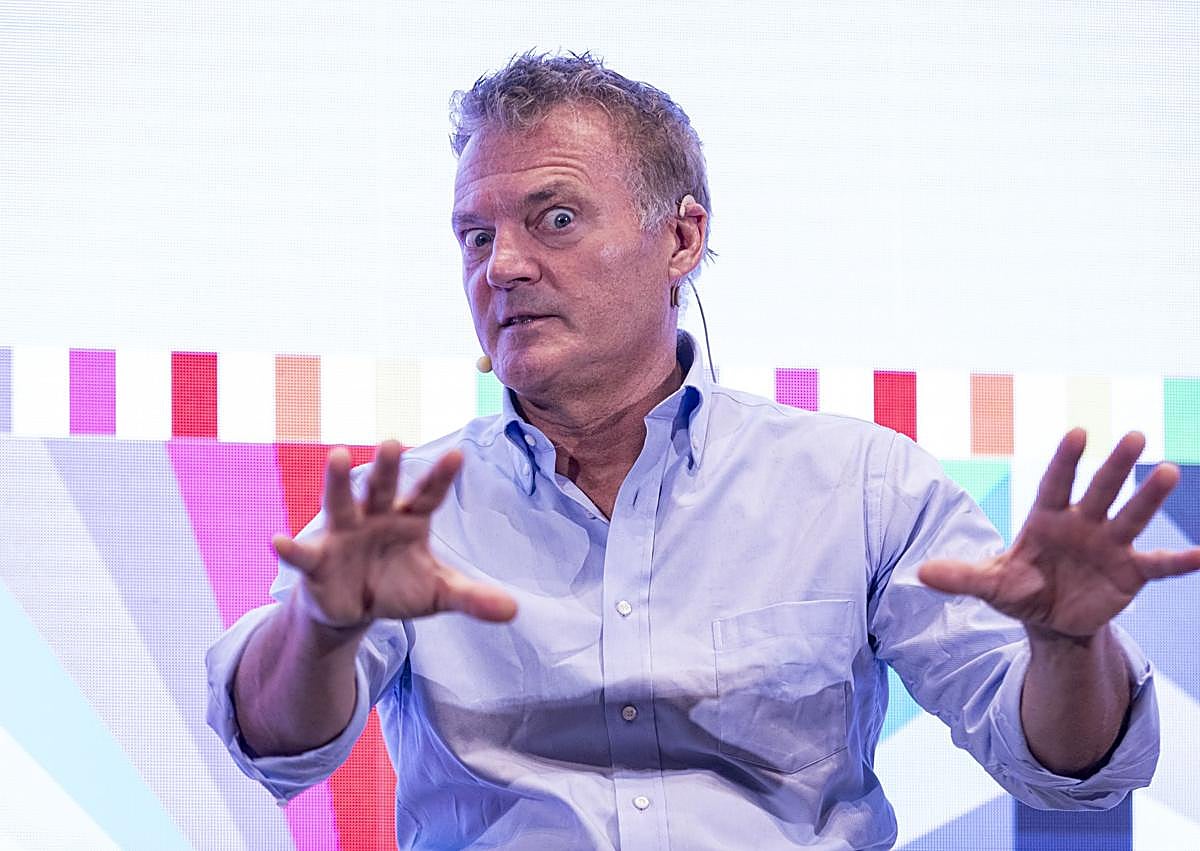 Imagen secundaria 1 - Arriba, Wagner Moura, en 'Narcos'; debajo, Chris Brancato durante su rueda de prensa y un fotograma de 'El padrino de Harlem'.