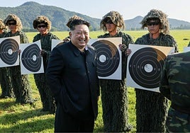 Kim Jong-un supervisa un entrenamiento de sus tropas.