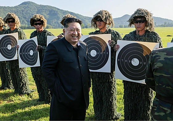 Kim Jong-un supervisa un entrenamiento de sus tropas.