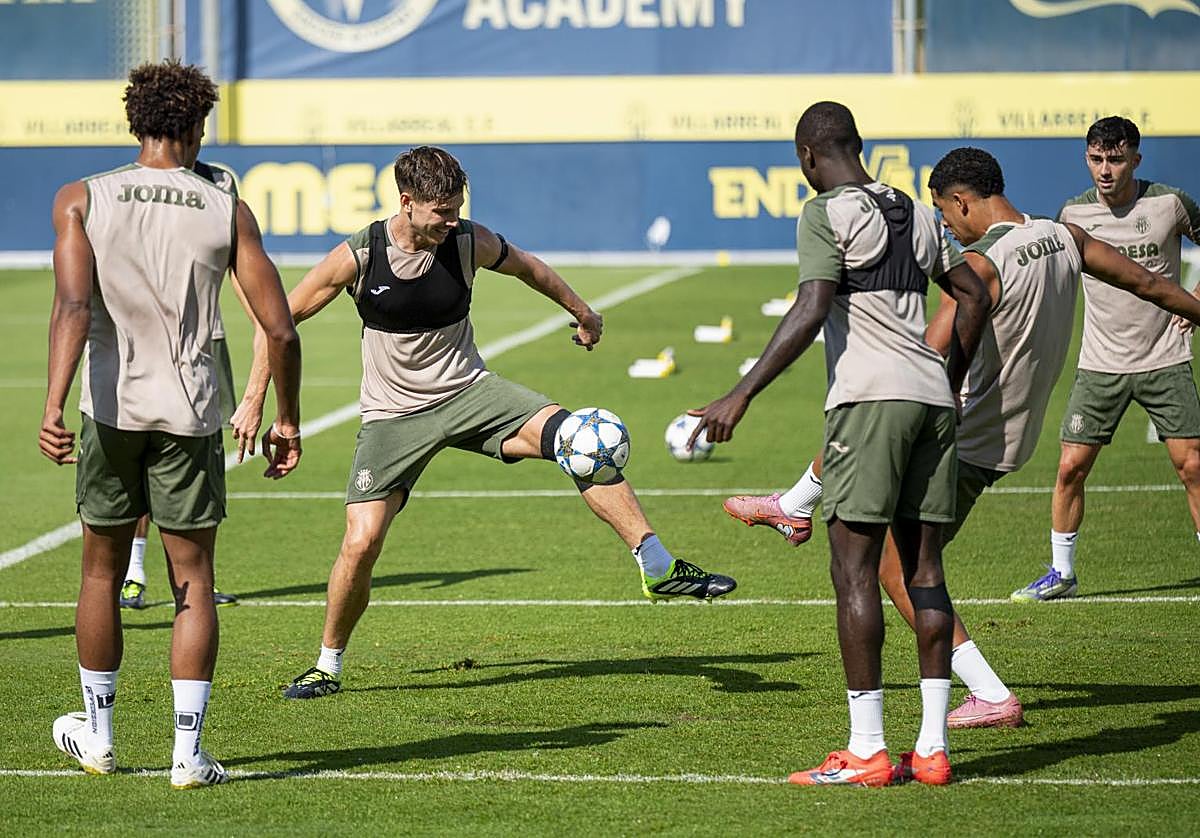 Entrenamiento del Villarreal previo a la visita al Tottenham.
