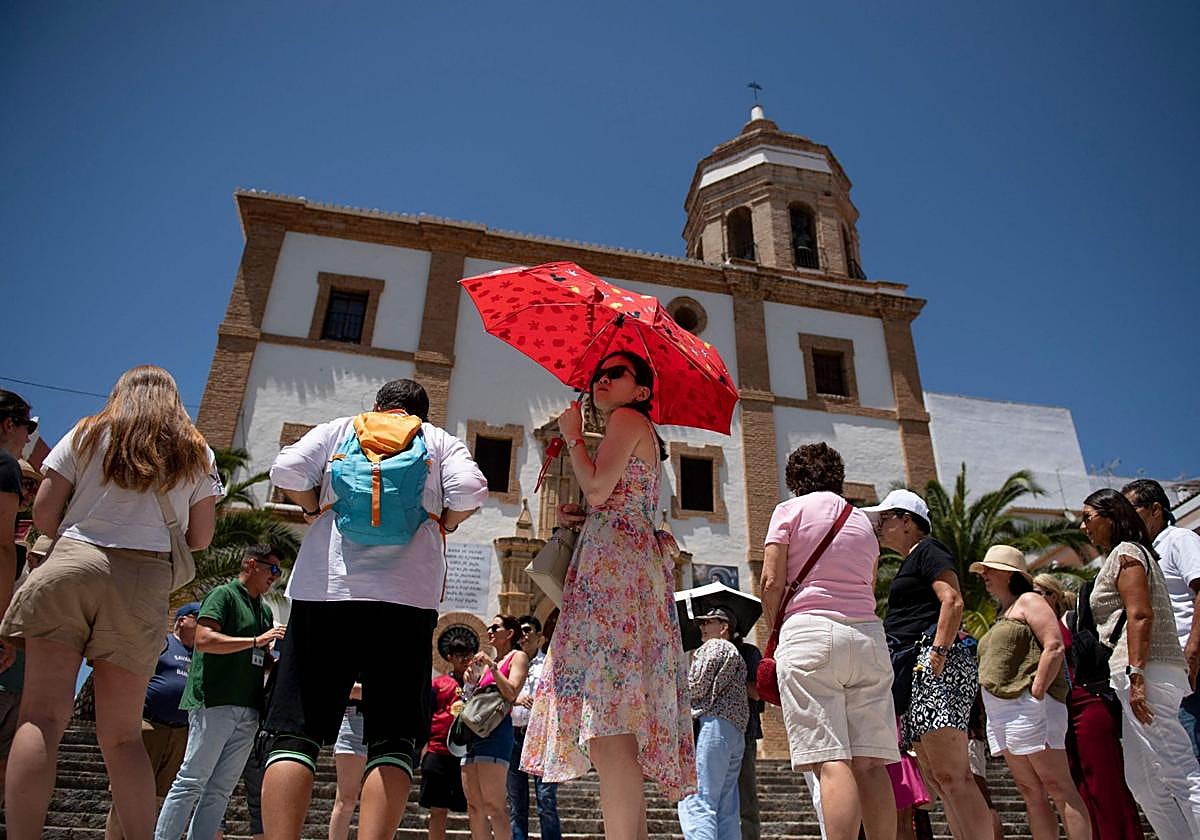 Un grupo de turistas visita Ronda (Málaga) bajo la canícula del verano de 2025.