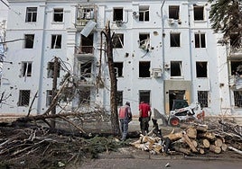 Un edificio de Kramatorsk dañado por un bombardeo ruso.