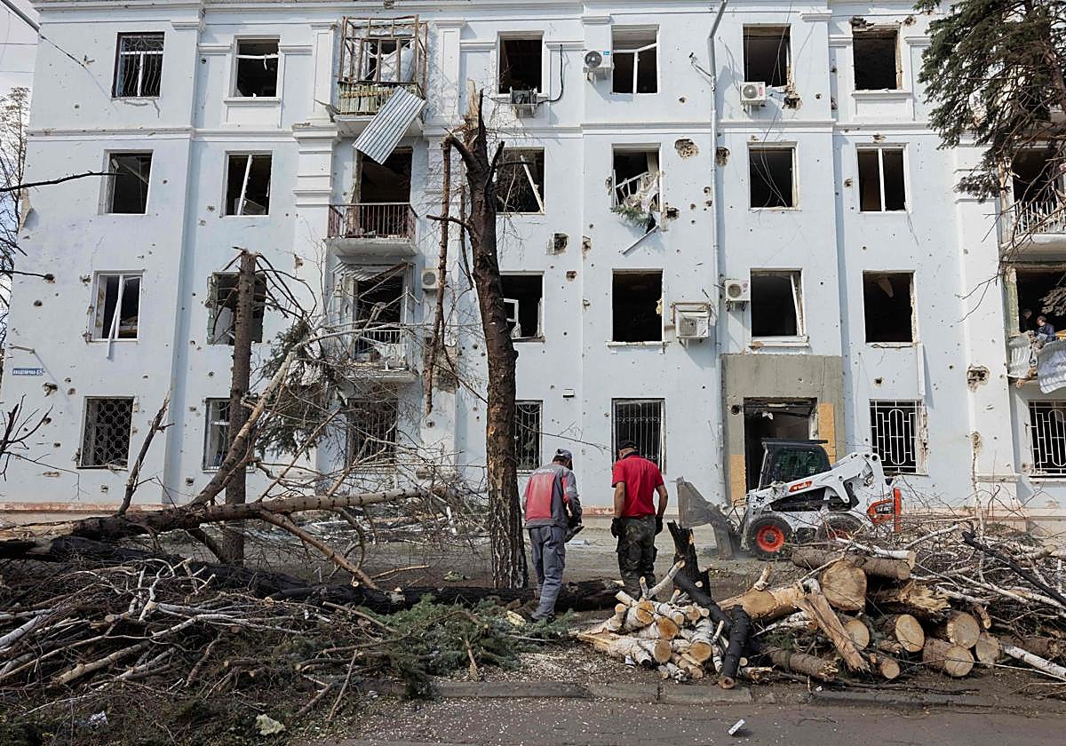 Un edificio de Kramatorsk dañado por un bombardeo ruso.