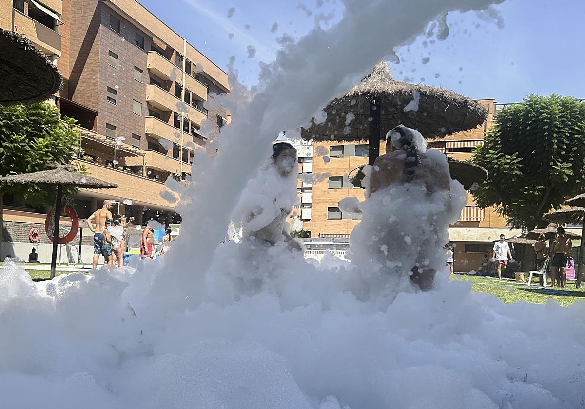 Bañistas se refrescan en una piscina.