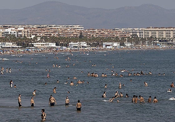 Bañistas se refrescan en aguas de la playa de la Malvarrosa, en Valencia.