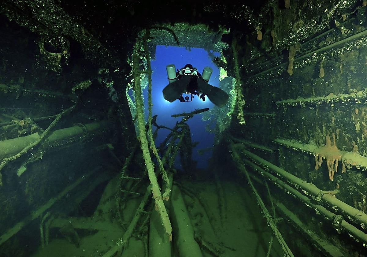 Un buceador explora el pecio del Britannic, barco hospital británico hundido cerca de la isla griega de Ceos en 1916.