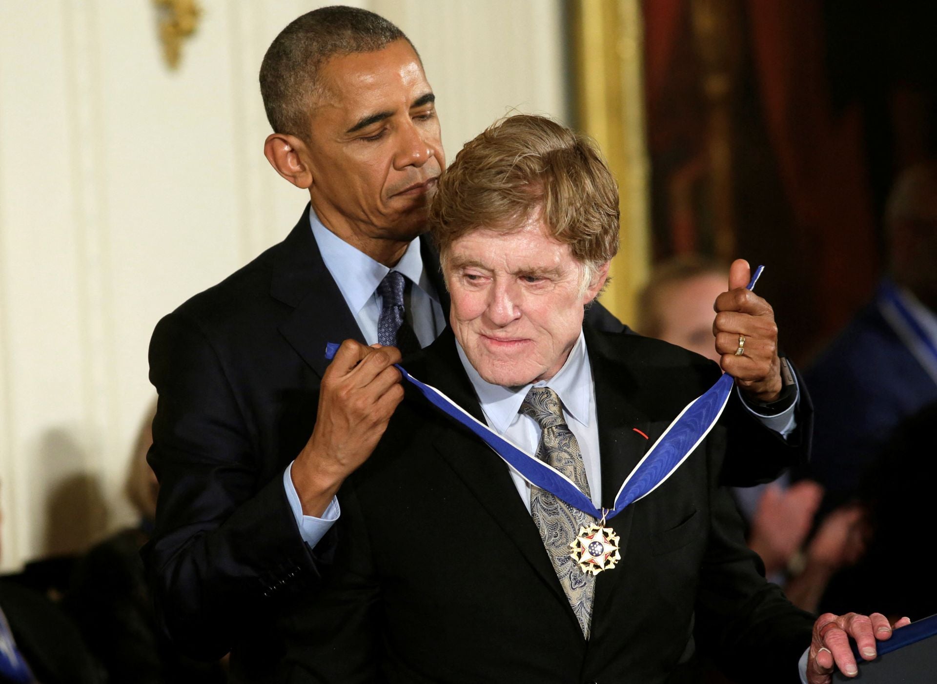 El presidente de EE. UU., Barack Obama, impone la Medalla Presidencial de la Libertad al actor y director Robert Redford el 22 de noviembre de 2016.