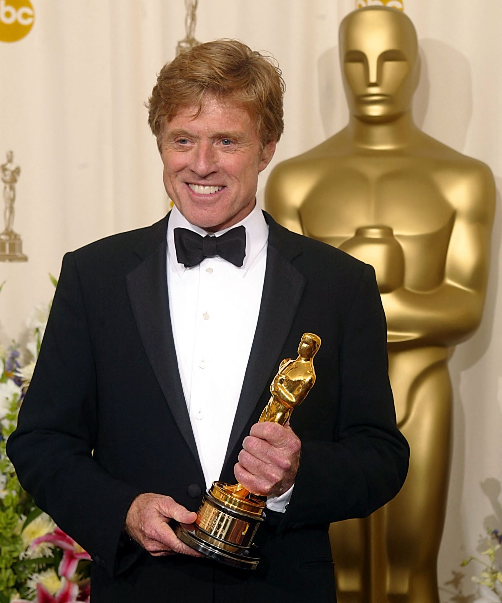 El actor y director estadounidense Robert Redford posa con su Oscar honorífico durante la 74ª edición de los Premios de la Academia el 24 de marzo de 2002.
