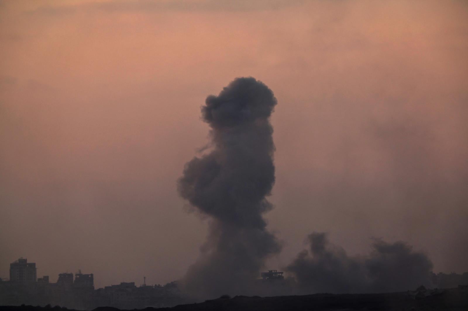 El humo de las explosiones sobre Gaza City.