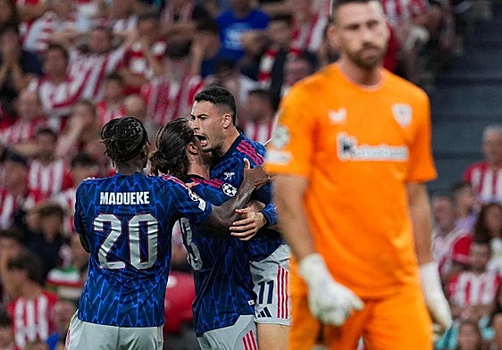 Los jugadores del Arsenal celebran el gol de Martinelli que destrozó al Athletic.